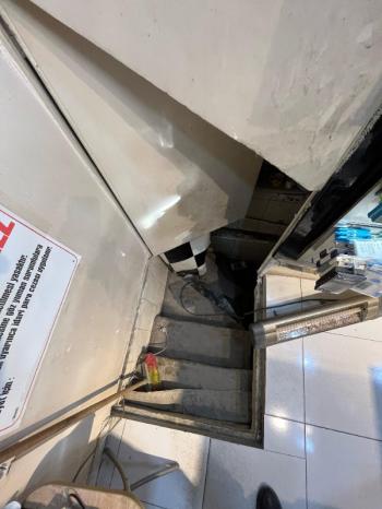 AFYON ÜÇOK EMLAKTAN ÇARŞI MERKEZDE DEVREN KİRALIK 80M² GSM DÜKKANI