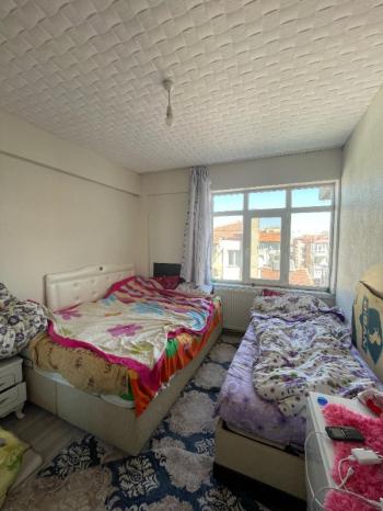 AFYON ÜÇOK EMLAKTAN KURTULUŞ CADDESİNDE SATILIK 2+1 TEMİZ BAKIMLI DAİRE