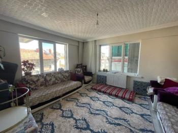 AFYON ÜÇOK EMLAKTAN KURTULUŞ CADDESİNDE SATILIK 2+1 TEMİZ BAKIMLI DAİRE