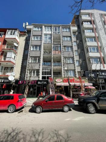 AFYON ÜÇOK EMLAKTAN KURTULUŞ CADDESİNDE SATILIK 2+1 TEMİZ BAKIMLI DAİRE