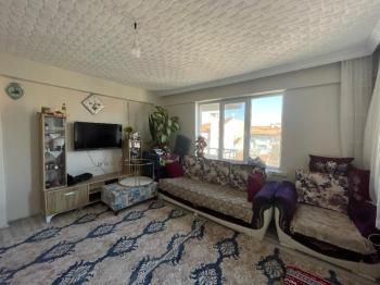AFYON ÜÇOK EMLAKTAN KURTULUŞ CADDESİNDE SATILIK 2+1 TEMİZ BAKIMLI DAİRE