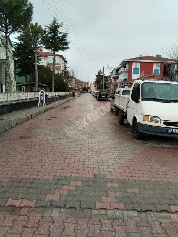 AFYON ÜÇOK EMLAKTAN VEYSEL KARANİ MAH SATILIK 2+1 DAİRE