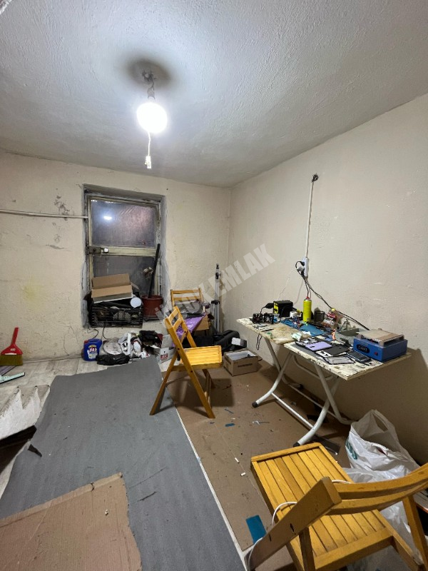 AFYON ÜÇOK EMLAKTAN ÇARŞI MERKEZDE DEVREN KİRALIK 80M² GSM DÜKKANI
