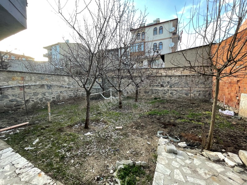 AFYON ÜÇOK EMLAKTAN HARBİŞ GAZİ  MAH. SATILIK BAKIMLI ARAKAT 3+1 DAİRE