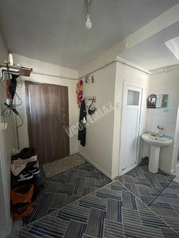 AFYON ÜÇOK EMLAKTAN KURTULUŞ CADDESİNDE SATILIK 2+1 TEMİZ BAKIMLI DAİRE