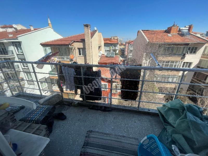 AFYON ÜÇOK EMLAKTAN KURTULUŞ CADDESİNDE SATILIK 2+1 TEMİZ BAKIMLI DAİRE