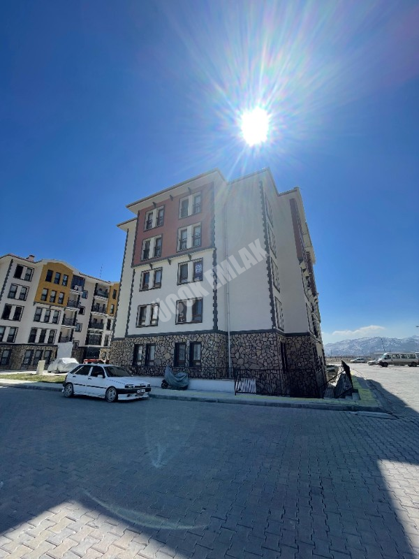 AFYON ÜÇOK EMLAKTAN ÇETİNKAYA TOKİ DE SATILIK 2+1 ARAKAT SIFIR AYARINDA DAİRE