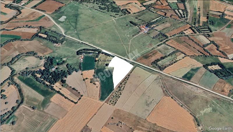 AFYON ÜÇOK EMLAKTAN ÇAY - KARACAÖREN KÖYÜNDE SATILIK 14.270M² TARLA