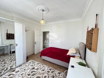 ALYANS'TAN MERKEZİ KONUMDA MASRAFSIZ CEPHELERİ AÇIK GENİŞ M2 3+1