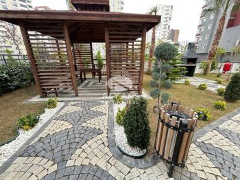 ALYANS'TAN ELİT SİTEDE DENİZE YAKIN SOSYAL ALANLI KİRALIK 1+1