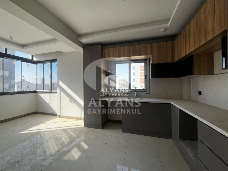 ALYANS'TAN CEPHELERİ AÇIK, BAĞIMSIZ MUTFAK, SIFIR CAZİP DAİRE !!