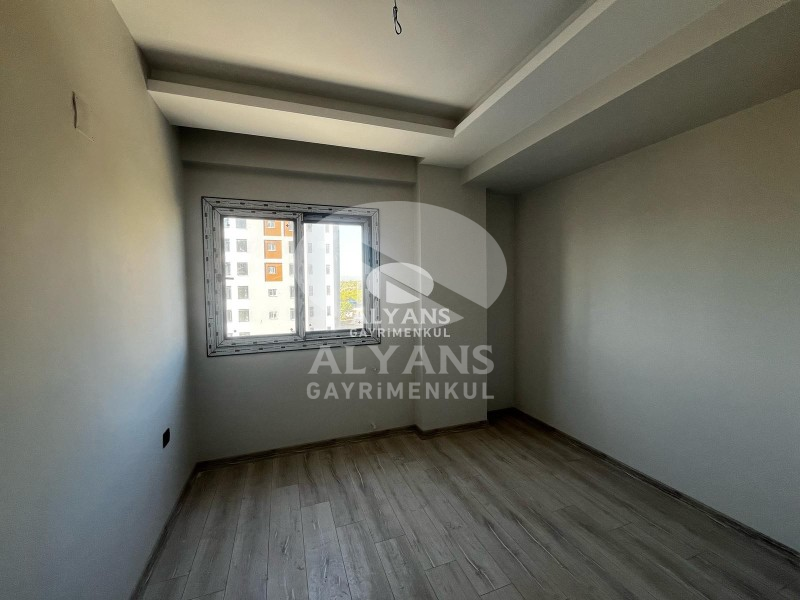 ALYANS'TAN CEPHELERİ AÇIK, BAĞIMSIZ MUTFAK, SIFIR CAZİP DAİRE !!