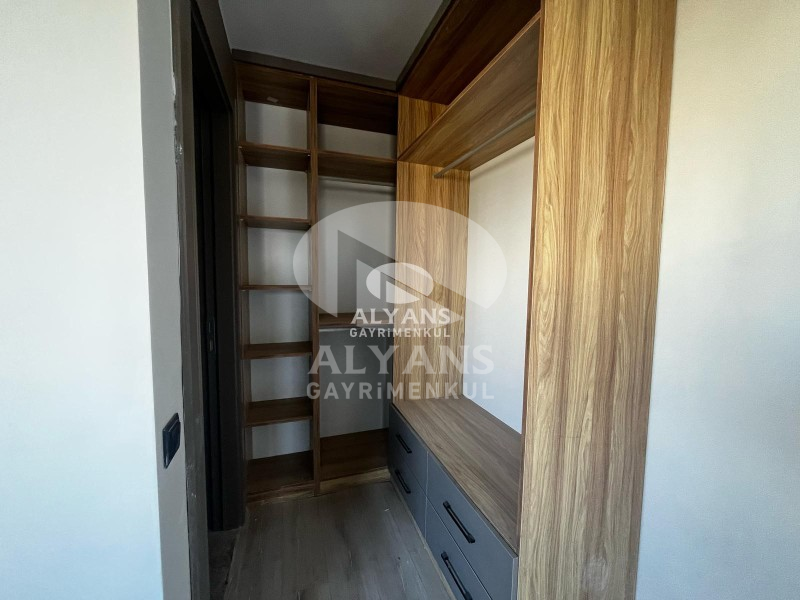 ALYANS'TAN CEPHELERİ AÇIK, BAĞIMSIZ MUTFAK, SIFIR CAZİP DAİRE !!