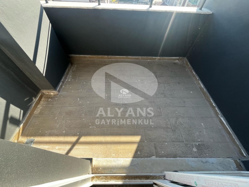 ALYANS'TAN MERKEZİ KONUMDA SIFIR SİTE'DE LÜKS SOSYAL ALANLI 2+1