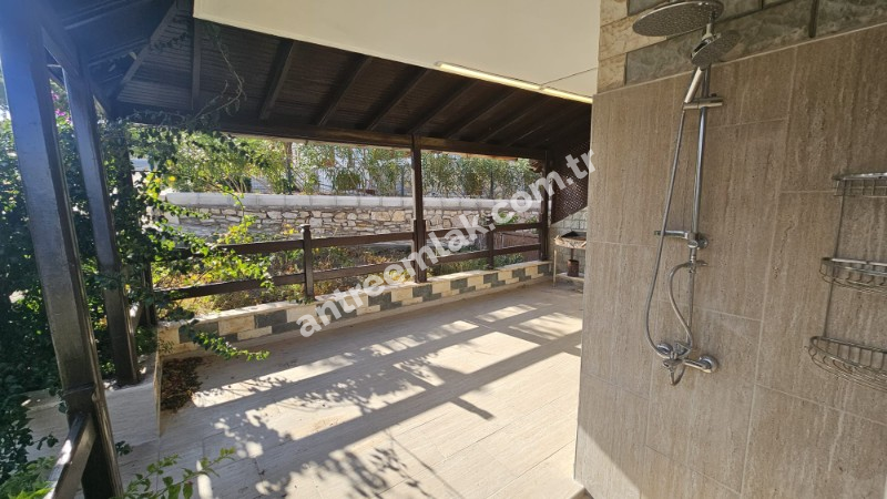 Antre Emlak'tan Satılık Çeşme Dalyan'da Denize Sıfır Tripleks 4+1 Villa
