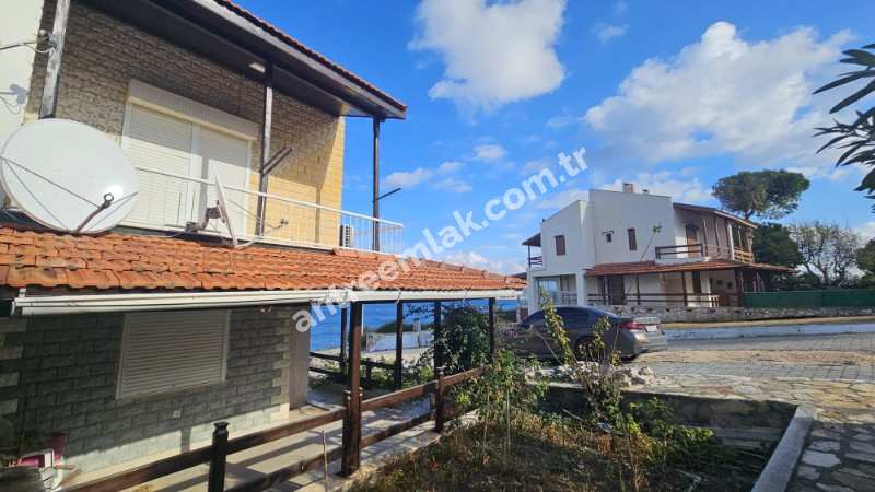 Antre Emlak'tan Satılık Çeşme Dalyan'da Denize Sıfır Tripleks 4+1 Villa