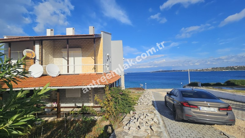 Antre Emlak'tan Satılık Çeşme Dalyan'da Denize Sıfır Tripleks 4+1 Villa