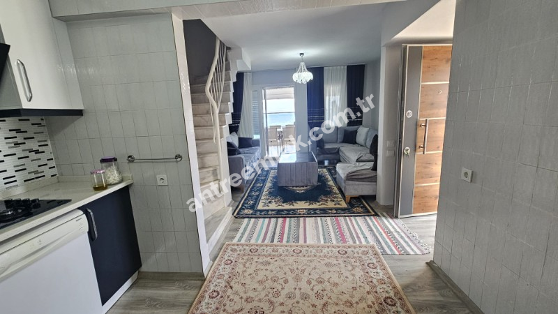 Antre Emlak'tan Satılık Çeşme Dalyan'da Denize Sıfır Tripleks 4+1 Villa