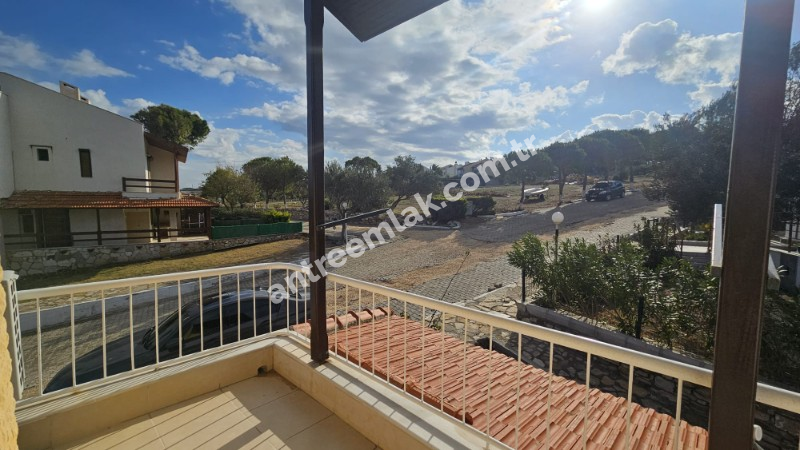 Antre Emlak'tan Satılık Çeşme Dalyan'da Denize Sıfır Tripleks 4+1 Villa