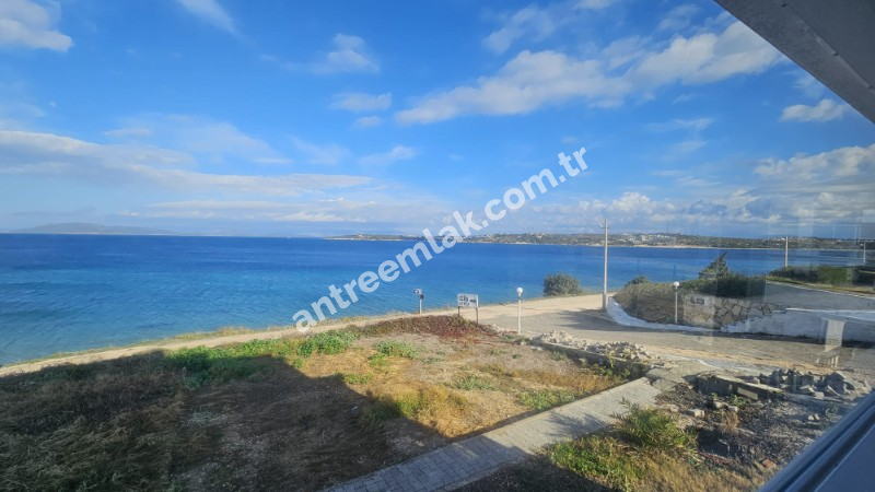 Antre Emlak'tan Satılık Çeşme Dalyan'da Denize Sıfır Tripleks 4+1 Villa