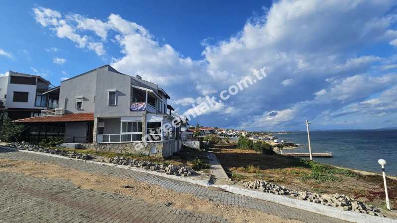 Antre Emlak'tan Satılık Çeşme Dalyan'da Denize Sıfır Tripleks 4+1 Villa