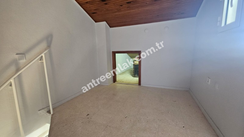 Antre Emlak'tan Satılık Çeşme Dalyan'da Denize Sıfır Tripleks 4+1 Villa