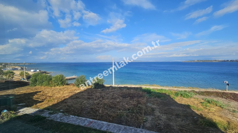 Antre Emlak'tan Satılık Çeşme Dalyan'da Denize Sıfır Tripleks 4+1 Villa