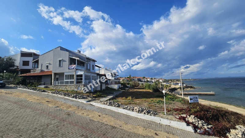 Antre Emlak'tan Satılık Çeşme Dalyan'da Denize Sıfır Tripleks 4+1 Villa