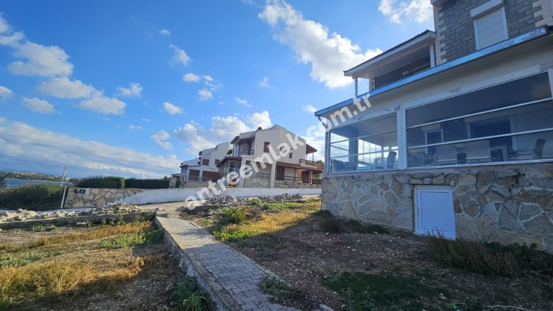 Antre Emlak'tan Satılık Çeşme Dalyan'da Denize Sıfır Tripleks 4+1 Villa