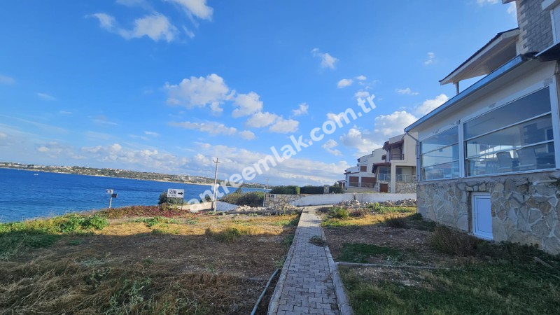 Antre Emlak'tan Satılık Çeşme Dalyan'da Denize Sıfır Tripleks 4+1 Villa