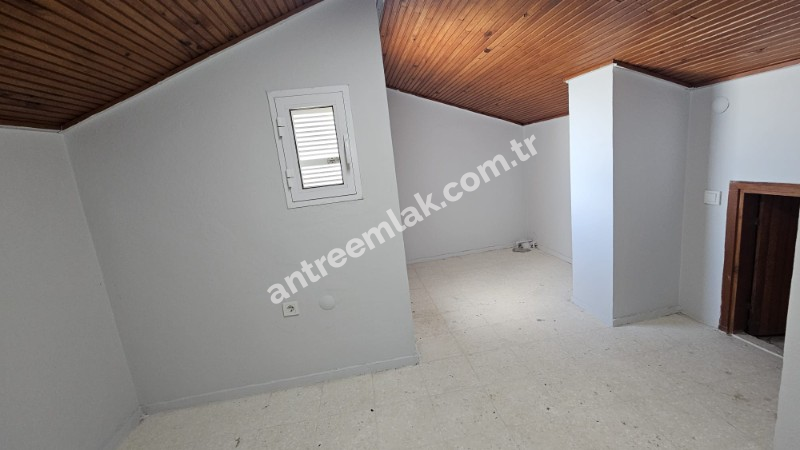 Antre Emlak'tan Satılık Çeşme Dalyan'da Denize Sıfır Tripleks 4+1 Villa