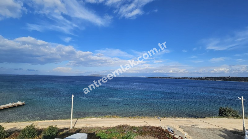 Antre Emlak'tan Satılık Çeşme Dalyan'da Denize Sıfır Tripleks 4+1 Villa
