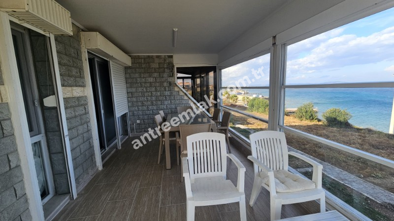 Antre Emlak'tan Satılık Çeşme Dalyan'da Denize Sıfır Tripleks 4+1 Villa