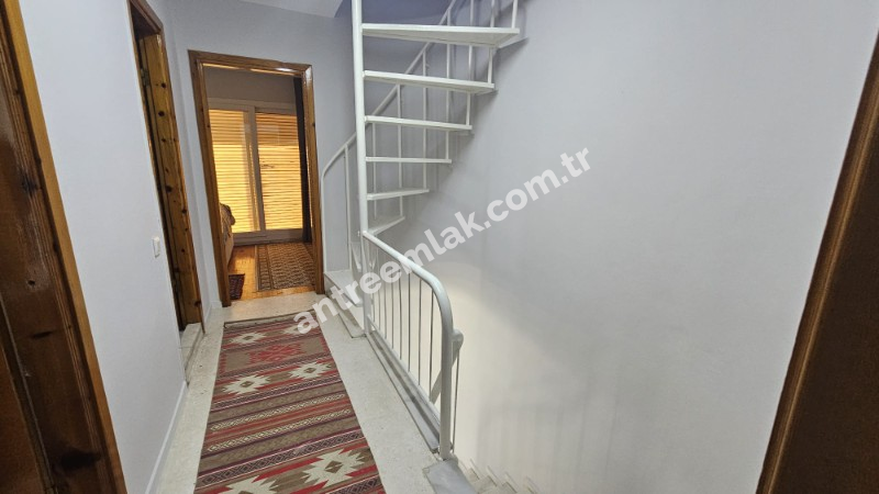 Antre Emlak'tan Satılık Çeşme Dalyan'da Denize Sıfır Tripleks 4+1 Villa