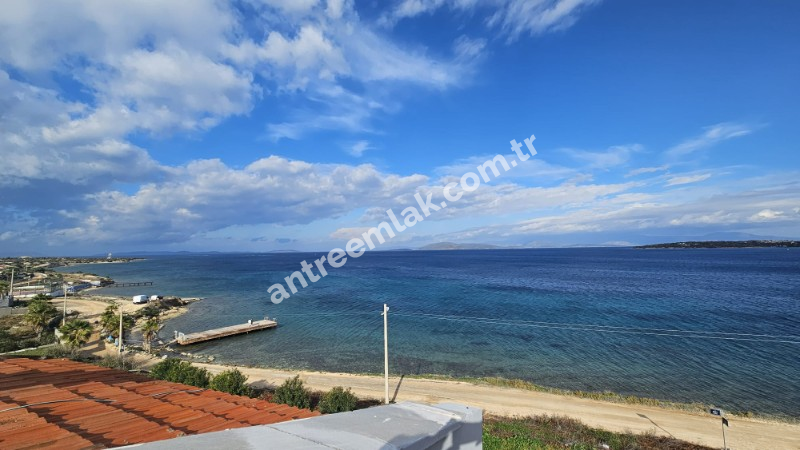 Antre Emlak'tan Satılık Çeşme Dalyan'da Denize Sıfır Tripleks 4+1 Villa