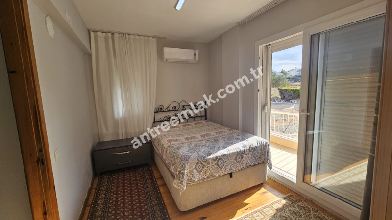 Antre Emlak'tan Satılık Çeşme Dalyan'da Denize Sıfır Tripleks 4+1 Villa