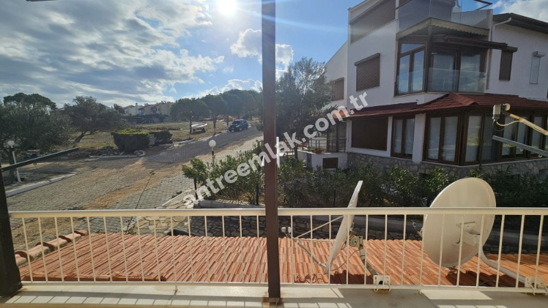 Antre Emlak'tan Satılık Çeşme Dalyan'da Denize Sıfır Tripleks 4+1 Villa