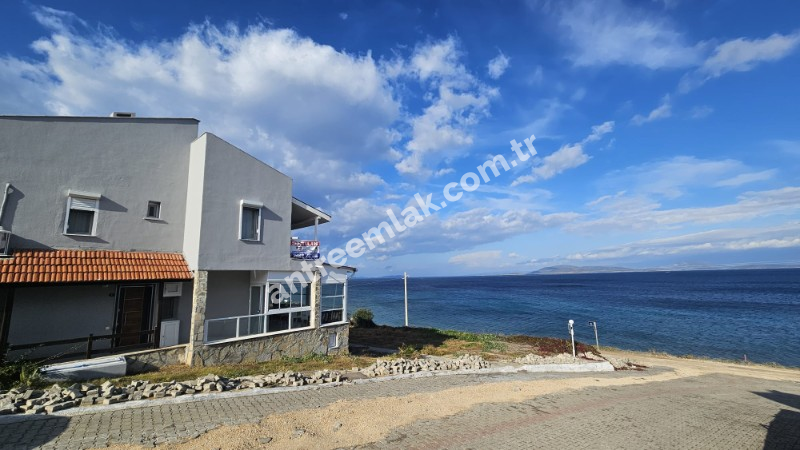 Antre Emlak'tan Satılık Çeşme Dalyan'da Denize Sıfır Tripleks 4+1 Villa