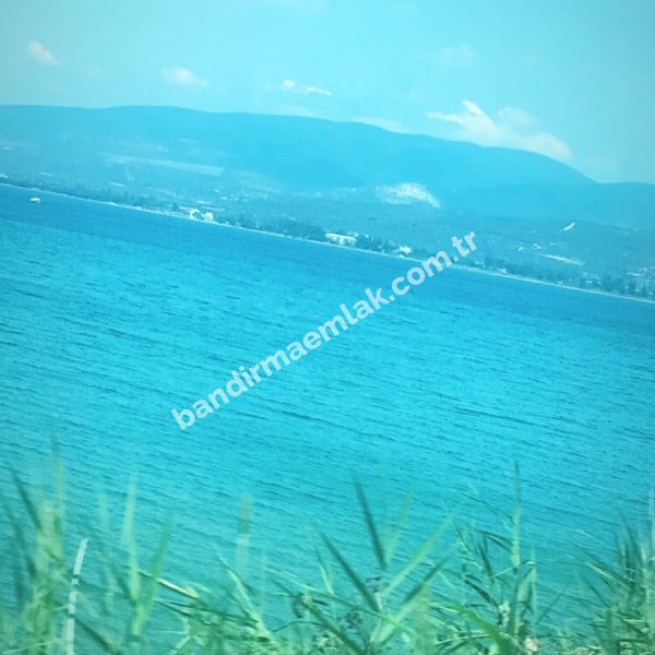 DENİZ MANZARALI – DÜZ ARAZİ – RESMİ KADASTRO YOLU GEÇİYOR – TEK TAPU