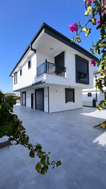 Satılık Efeler Mahallesin de Ak Deniz Sitesi Mevkiin 3+1 Ayrı Mutfak Havuzlu Otoparklı Bahçeli EK-1268