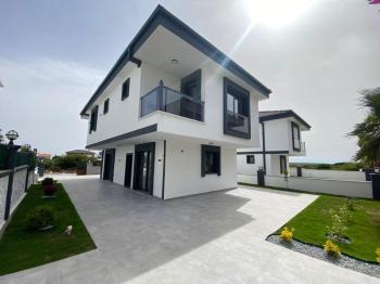 Satılık Efeler Mahallesin de Ak Deniz Sitesi Mevkiin 3+1 Ayrı Mutfak Havuzlu Otoparklı Bahçeli EK-1268