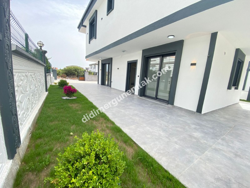 Satılık Efeler Mahallesin de Ak Deniz Sitesi Mevkiin 3+1 Ayrı Mutfak Havuzlu Otoparklı Bahçeli EK-1268