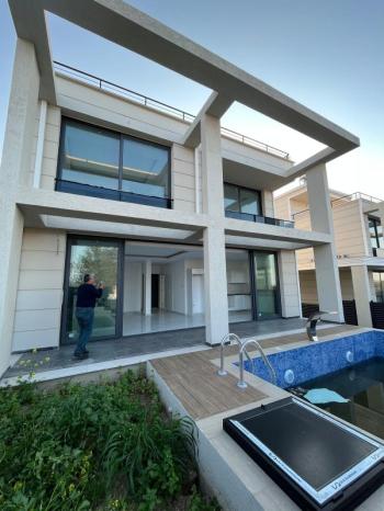 Girne Lapta Bölgesinde Satılık 3+1 HAVUZLU VİLLA