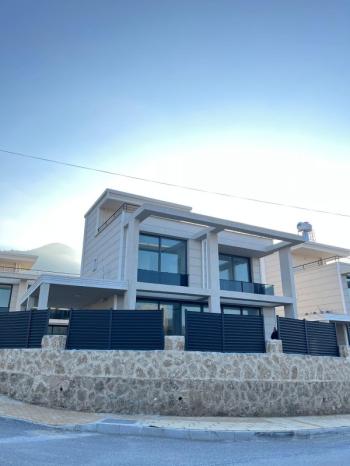 Girne Lapta Bölgesinde Satılık 3+1 HAVUZLU VİLLA
