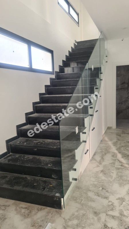Lefkoşa Yenikent Bölgesinde SATILIK HEMEN TESLİM 3+1 VİLLA