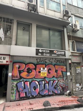 GALATAYA YAKIN GALİPDEDE CADDESİ ÜZERİ ŞAHDEĞİRMENİ SOKAKTA 136 M2 MAĞAZA
