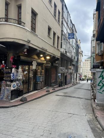 GALATAYA YAKIN GALİPDEDE CADDESİ ÜZERİ ŞAHDEĞİRMENİ SOKAKTA 136 M2 MAĞAZA