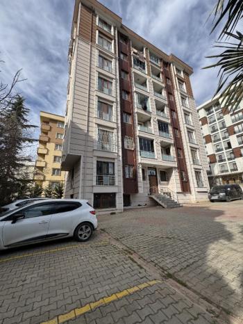 Maltepe Metro Yakınında Otoparklı İskanlı Balkonlu Harika Manzaralı Daire