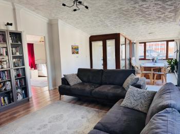 BAHÇELİEVLERDE EN ÜST KAT 2+1 FERAH DAİRE..