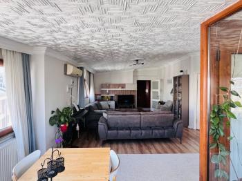 BAHÇELİEVLERDE EN ÜST KAT 2+1 FERAH DAİRE..